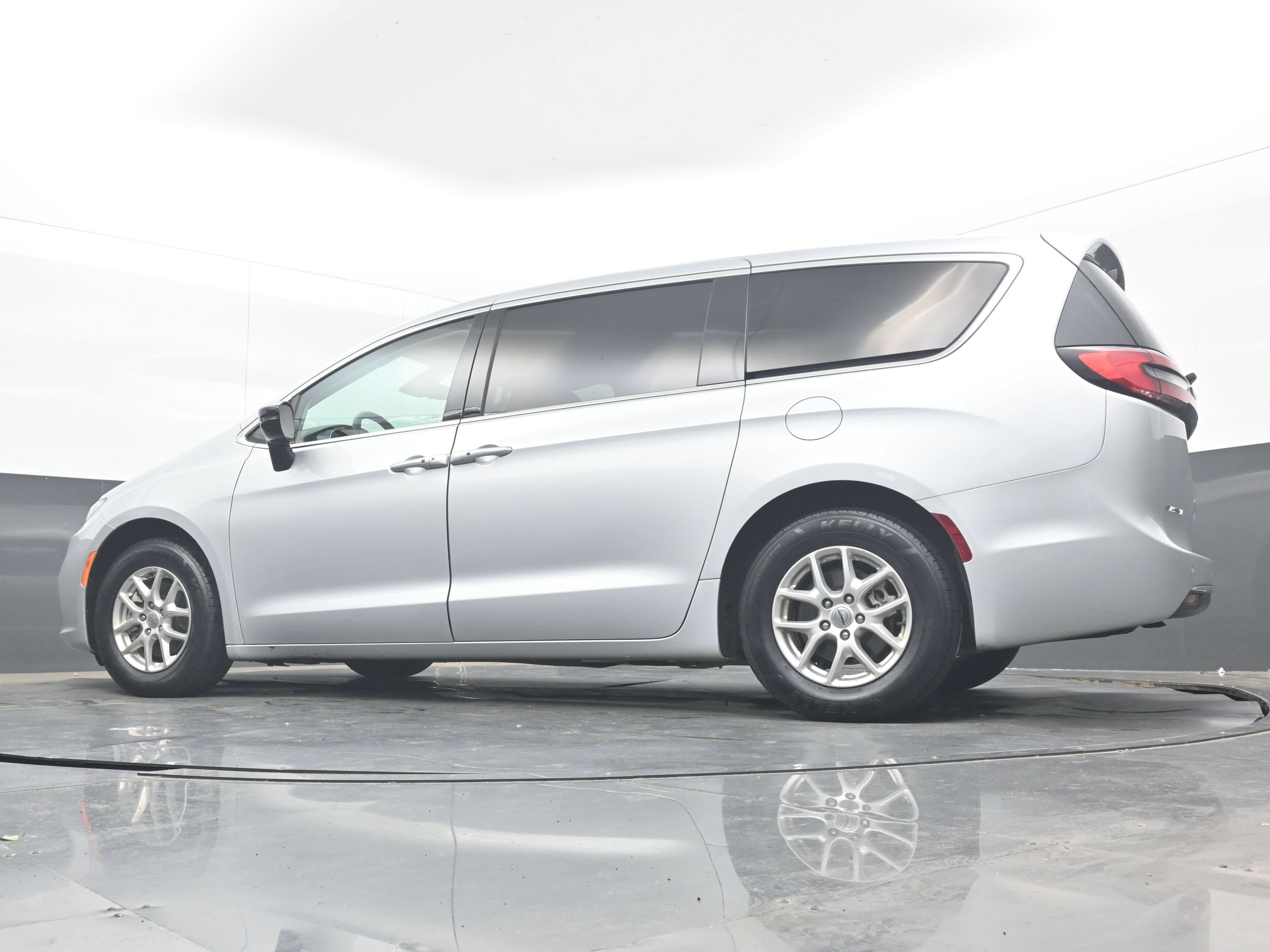 Used 2024 Chrysler Pacifica Touring-L FWD image 24