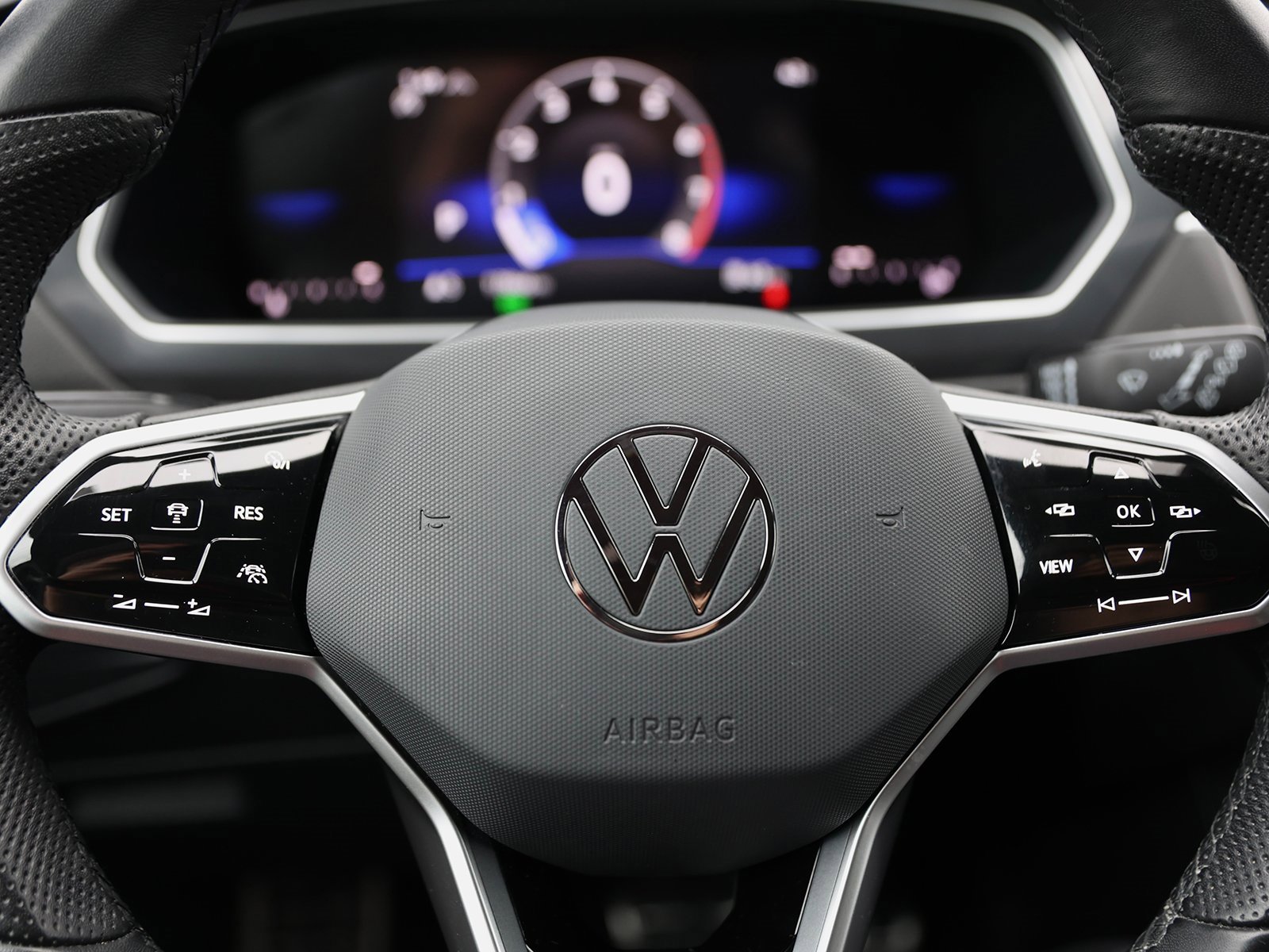 Used 2024 Volkswagen Tiguan SE R-Line image 38