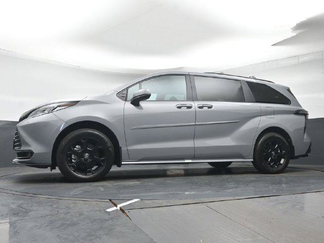 Used 2025 Toyota Sienna XLE Woodland Edition AWD/4WD image 38