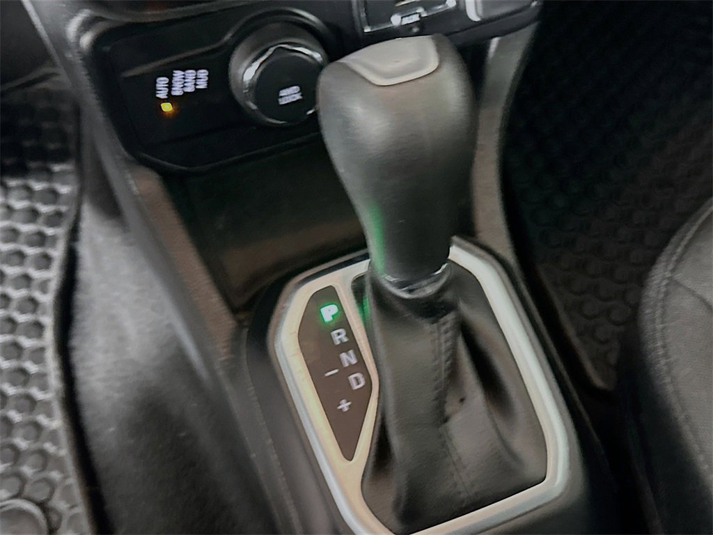 Used 2018 Jeep Renegade Latitude w/ Cold Weather Group image 20