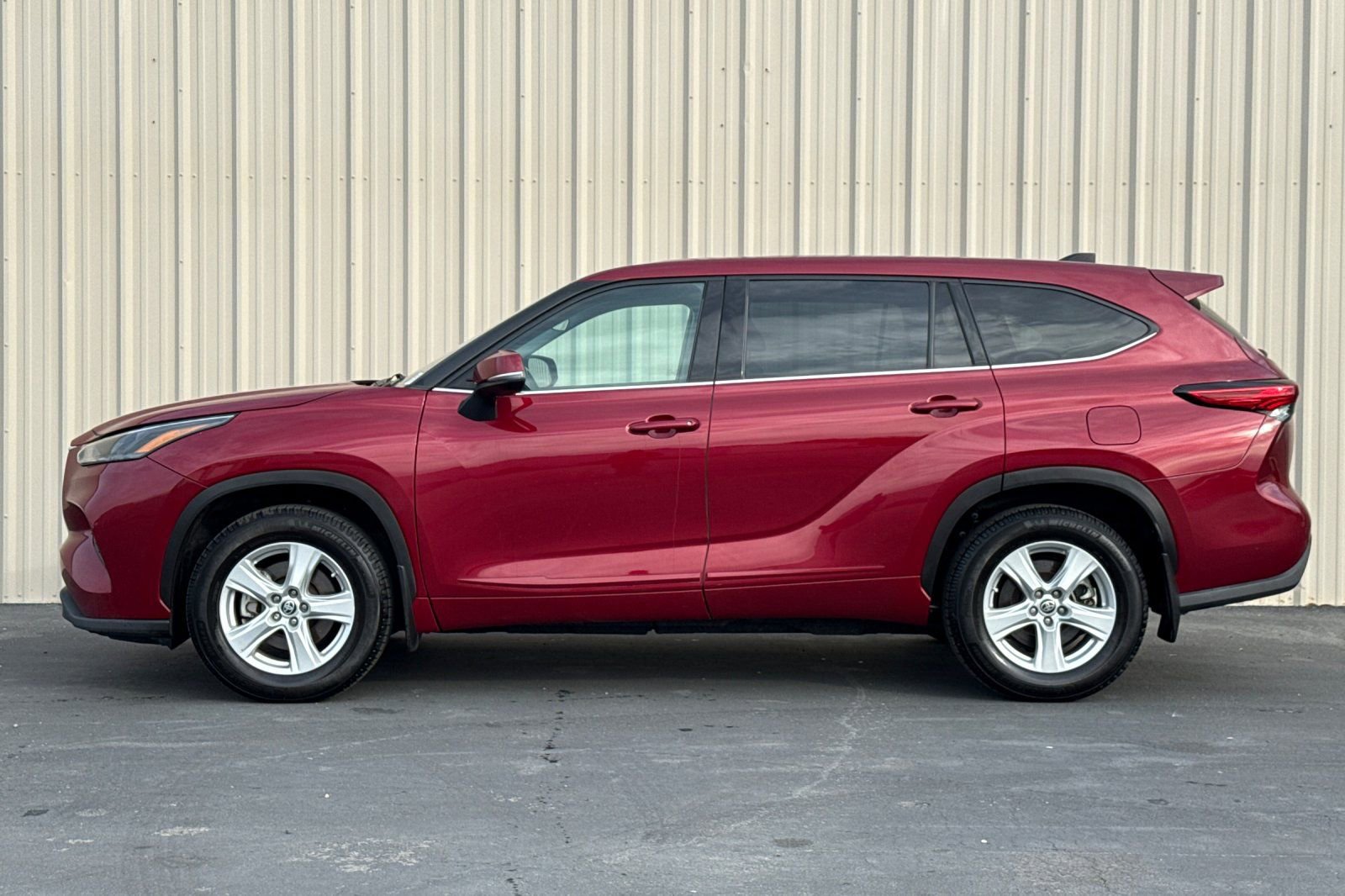 Used 2022 Toyota Highlander LE AWD/4WD image 7