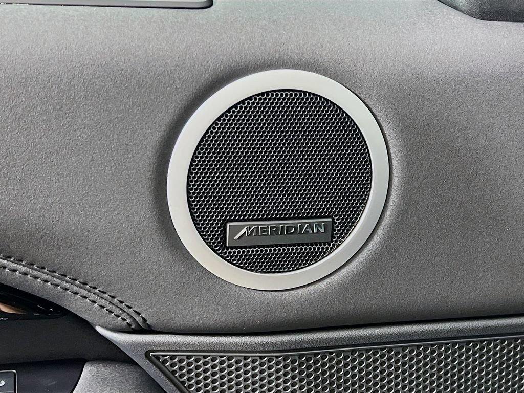 Certified 2025 Land Rover Discovery S AWD/4WD image 19