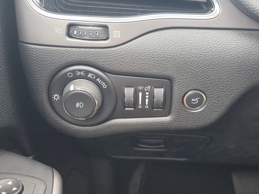 Certified 2021 Jeep Cherokee Limited w/ Elite Package image 33