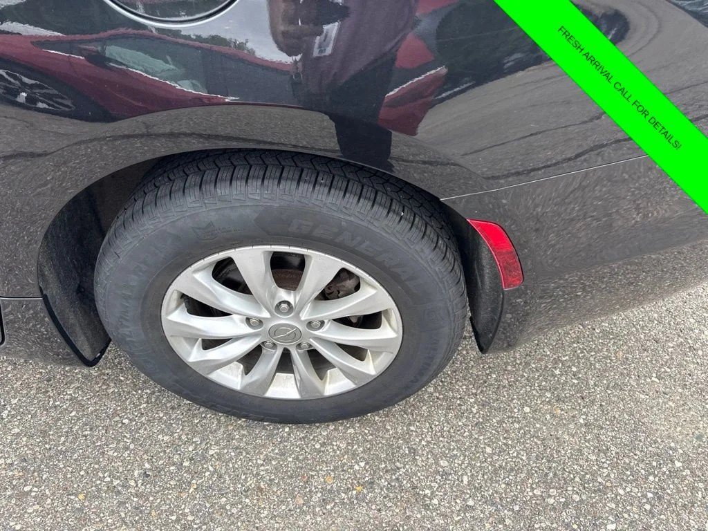 Used 2019 Chrysler Pacifica Touring-L FWD image 10