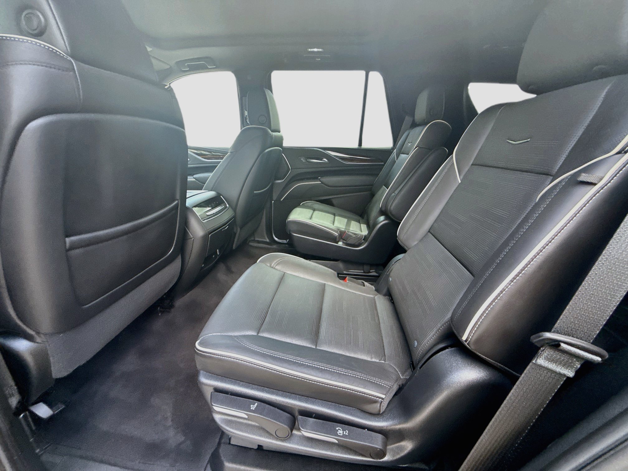 Used 2023 Cadillac Escalade Premium Luxury AWD/4WD image 22