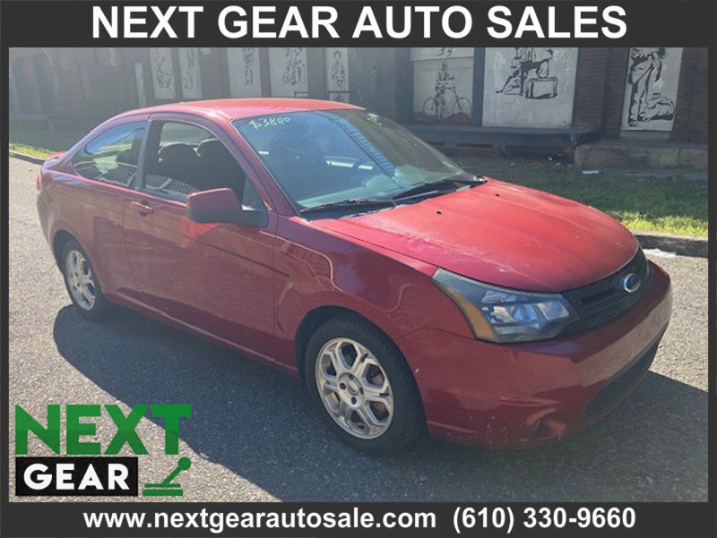 Used 2010 Ford Focus SE image 2