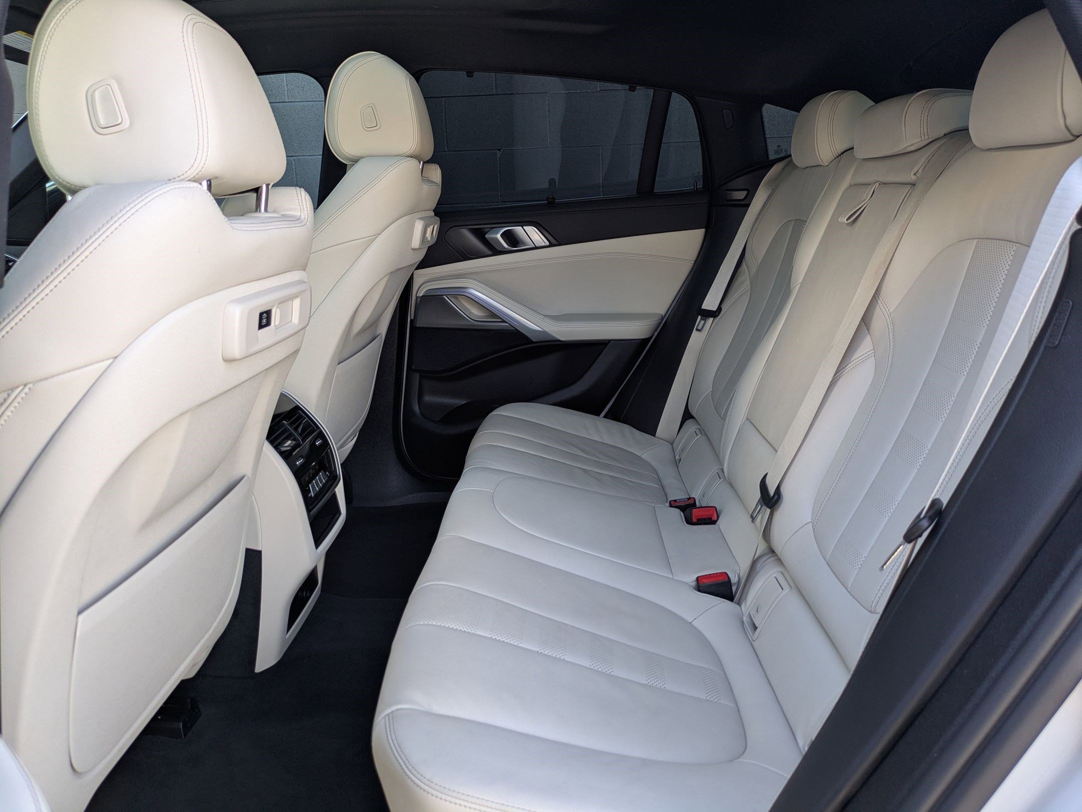 Used 2021 BMW X6 xDrive40i w/ Executive Package 2 AWD/4WD image 25