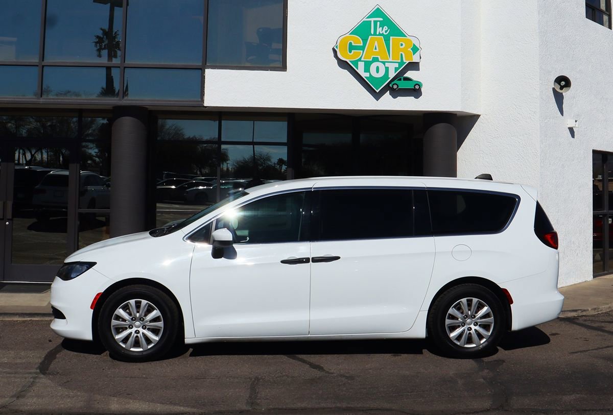 Used 2020 Chrysler Voyager L FWD image 8