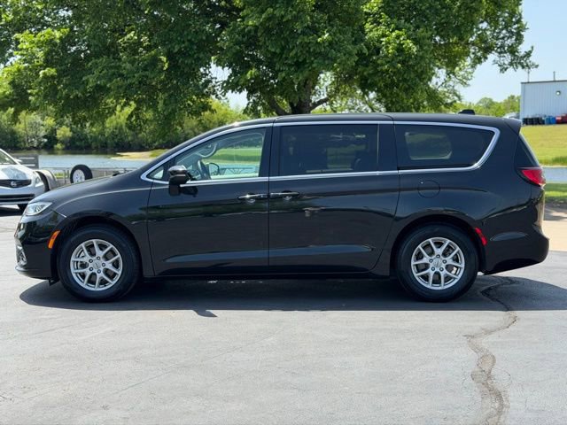 Used 2023 Chrysler Pacifica Touring-L FWD image 4