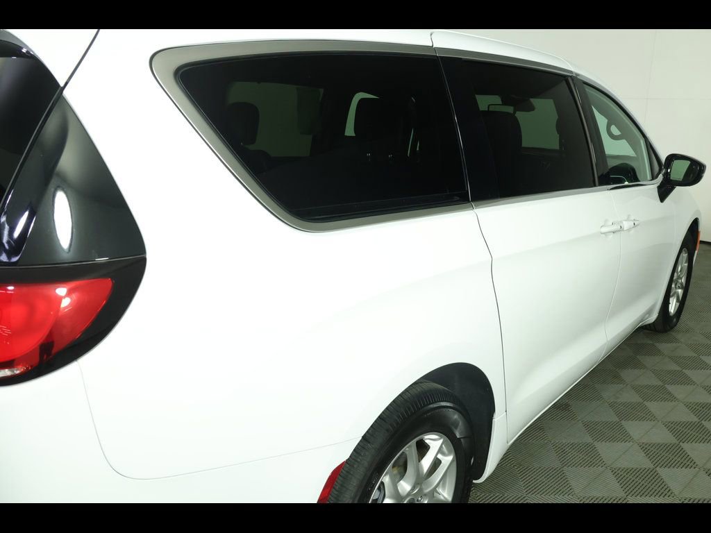 Used 2025 Chrysler Pacifica Select FWD image 17
