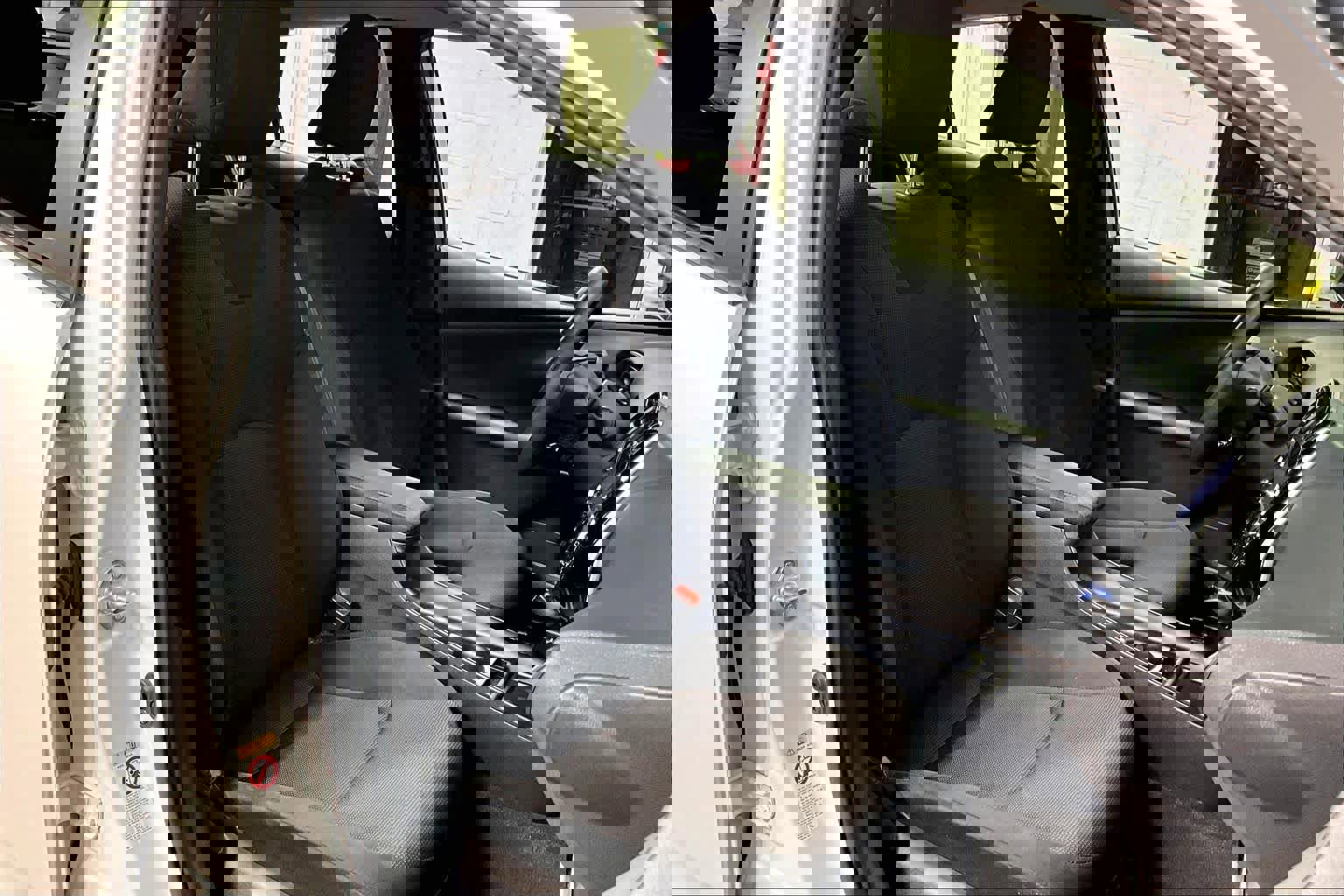 Used 2021 Toyota Prius L Eco FWD image 9