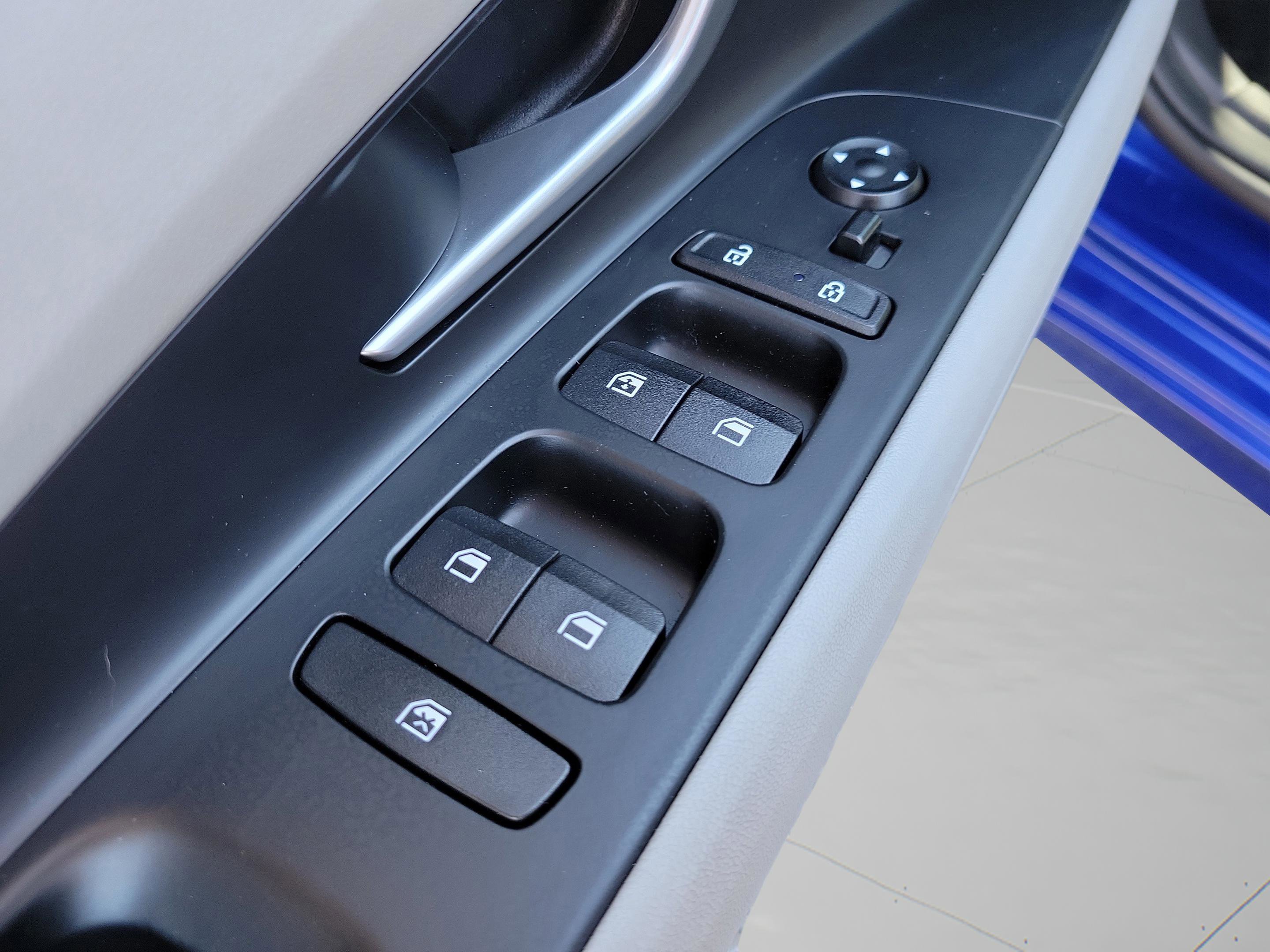 Used 2023 Hyundai Elantra Limited image 19