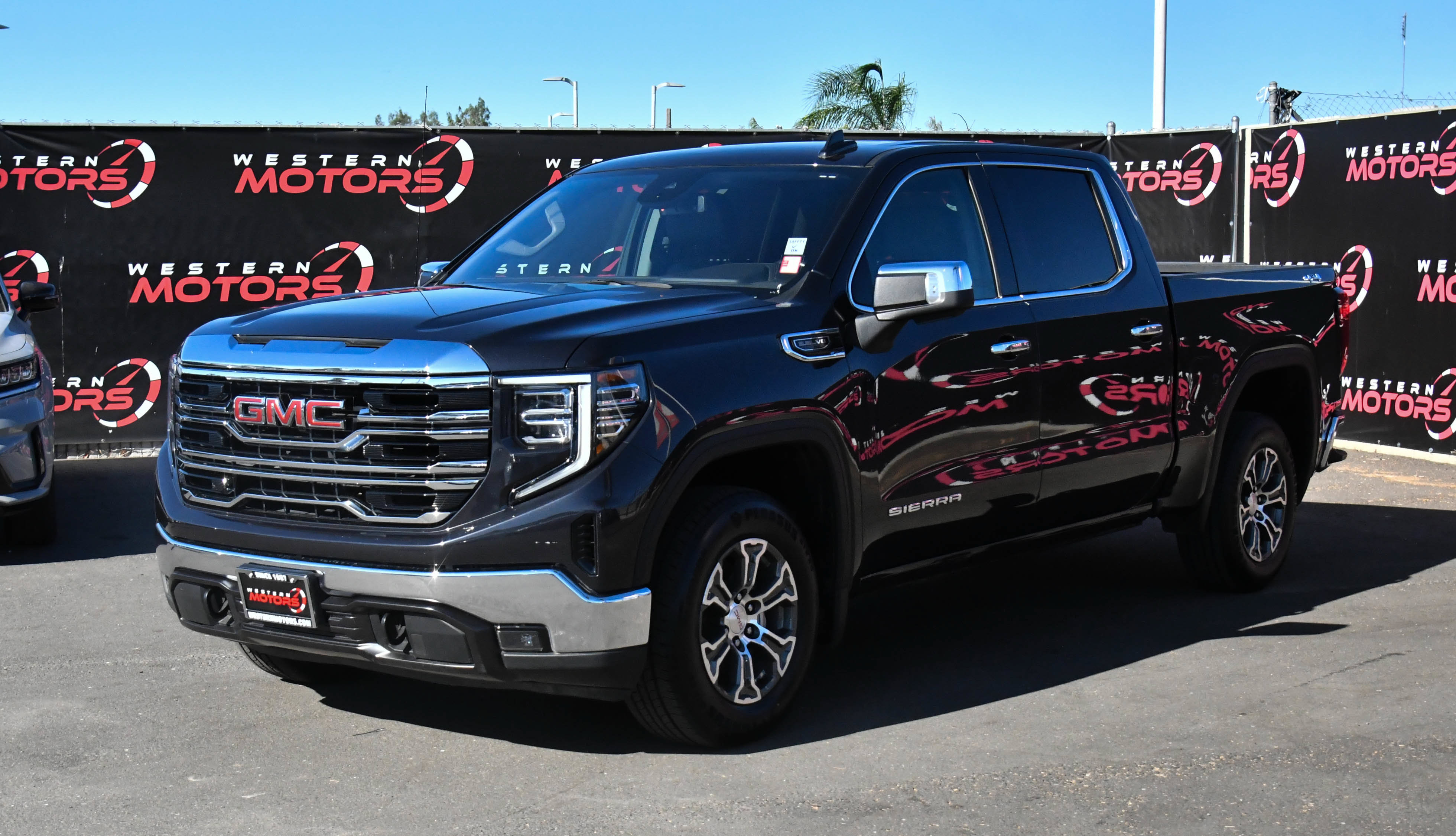 Used 2025 GMC Sierra 1500 SLT AWD/4WD image 3