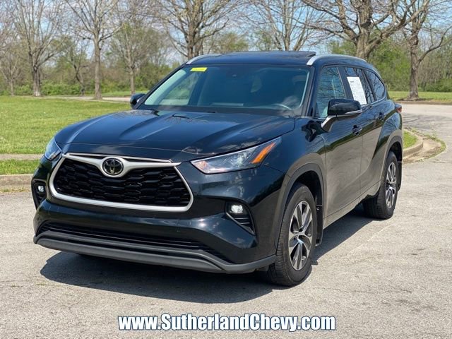 Used 2023 Toyota Highlander XLE image 3