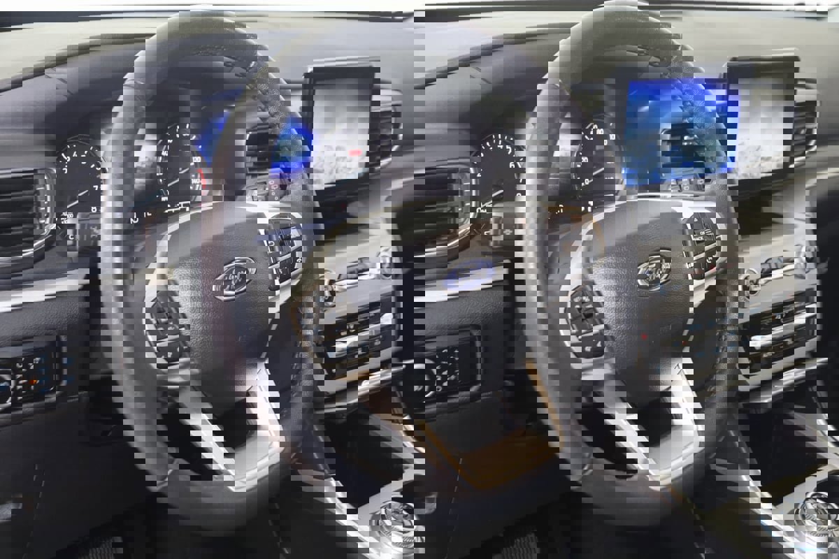 Used 2023 Ford Explorer XLT w/ Equipment Group 202A image 6