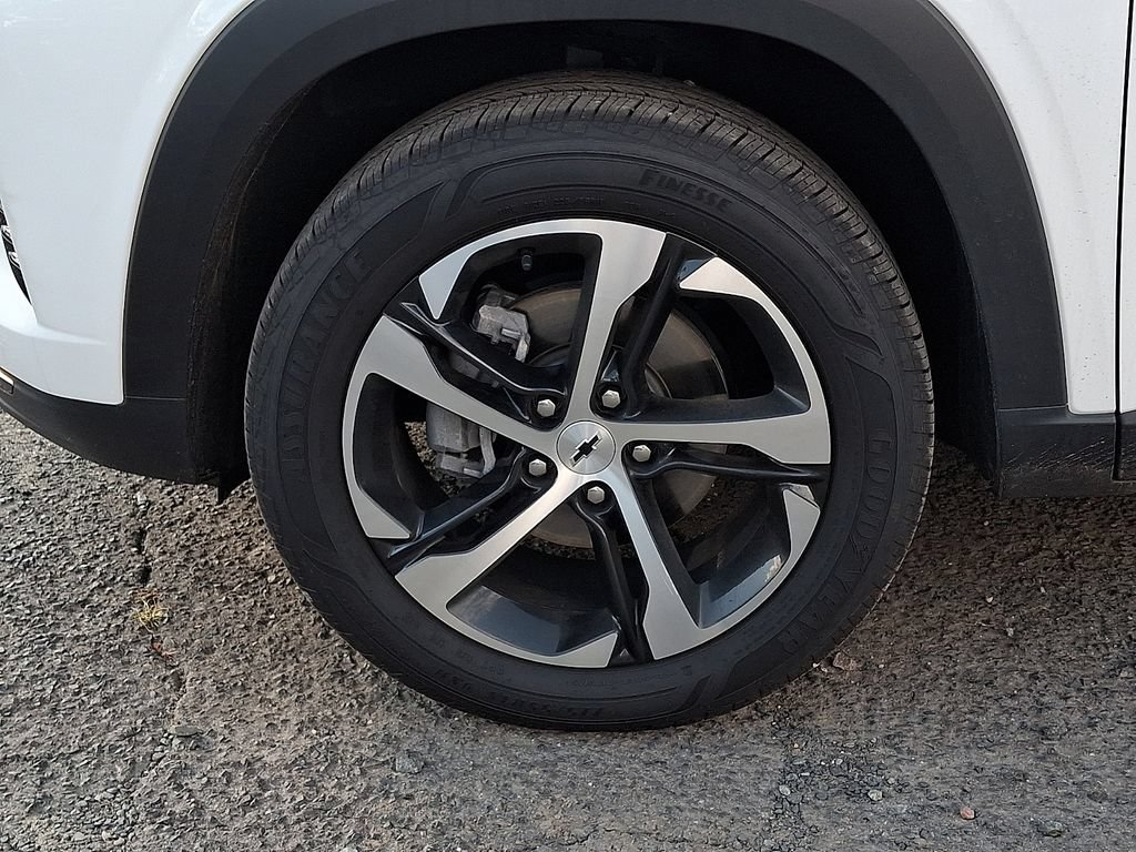 Used 2025 Chevrolet Trax RS w/ Driver Confidence Package FWD image 32