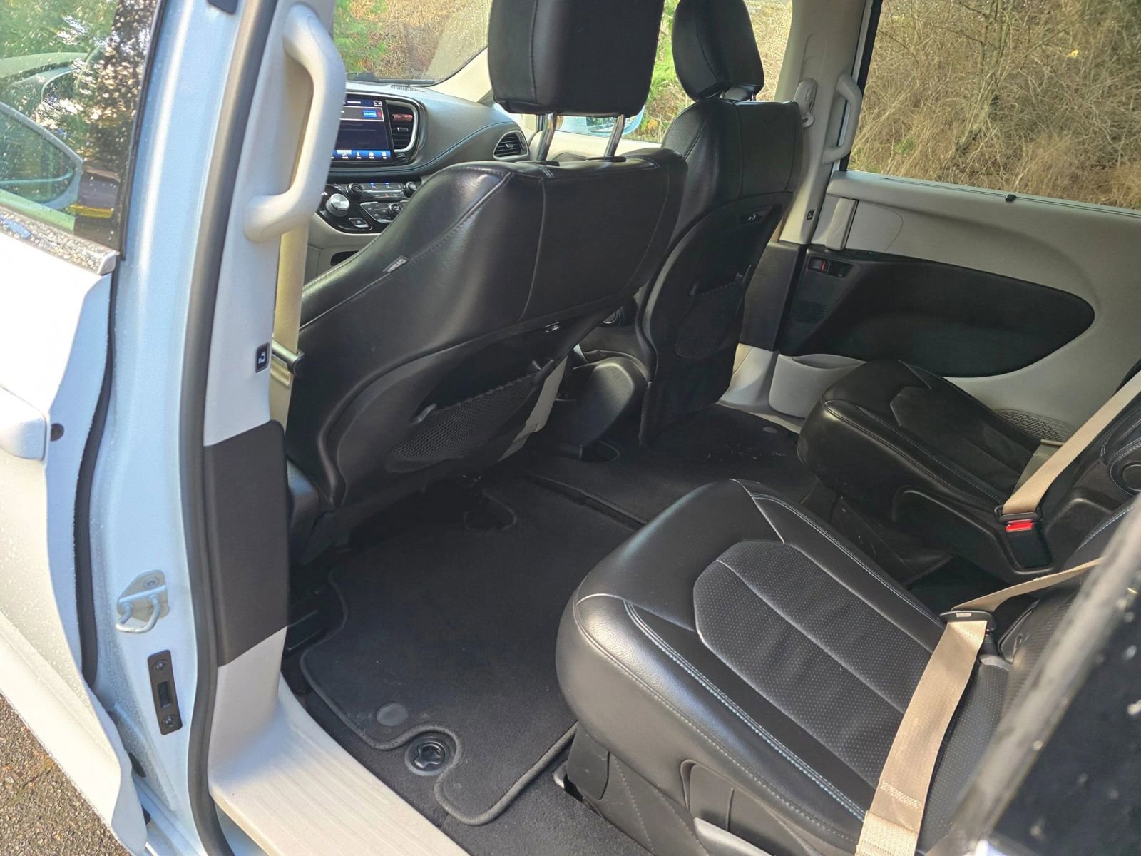 Used 2021 Chrysler Pacifica Touring-L image 14