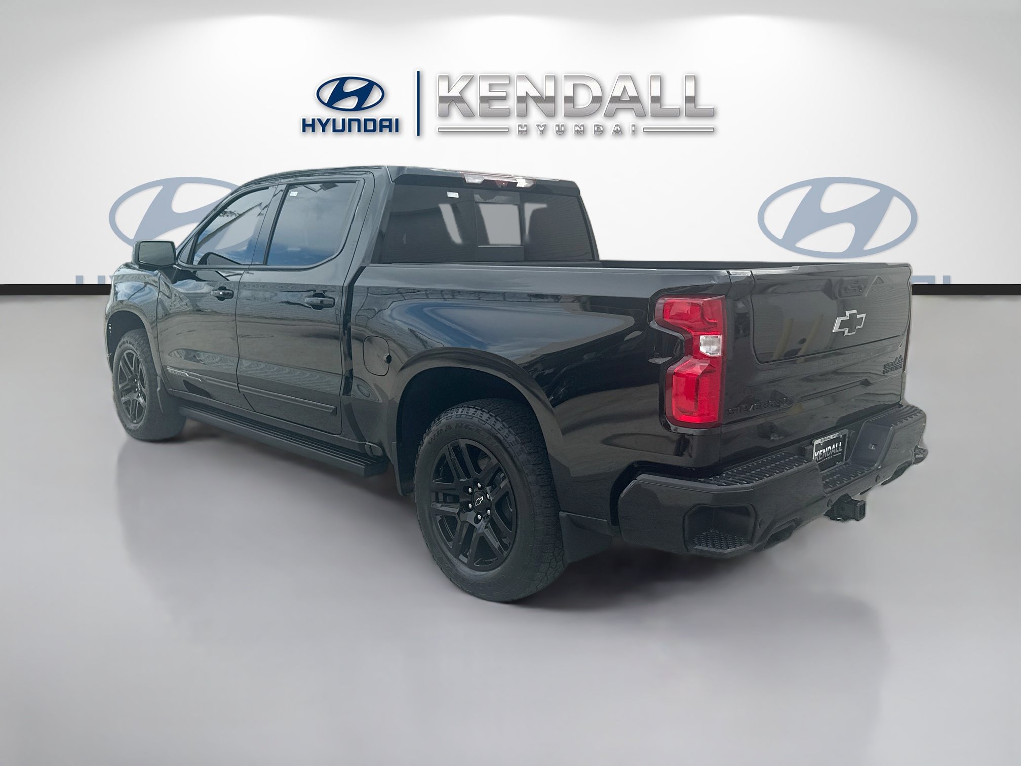 Used 2024 Chevrolet Silverado 1500 High Country w/ Midnight Edition AWD/4WD image 4