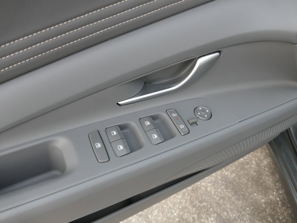 Certified 2025 Hyundai Elantra Sport image 12