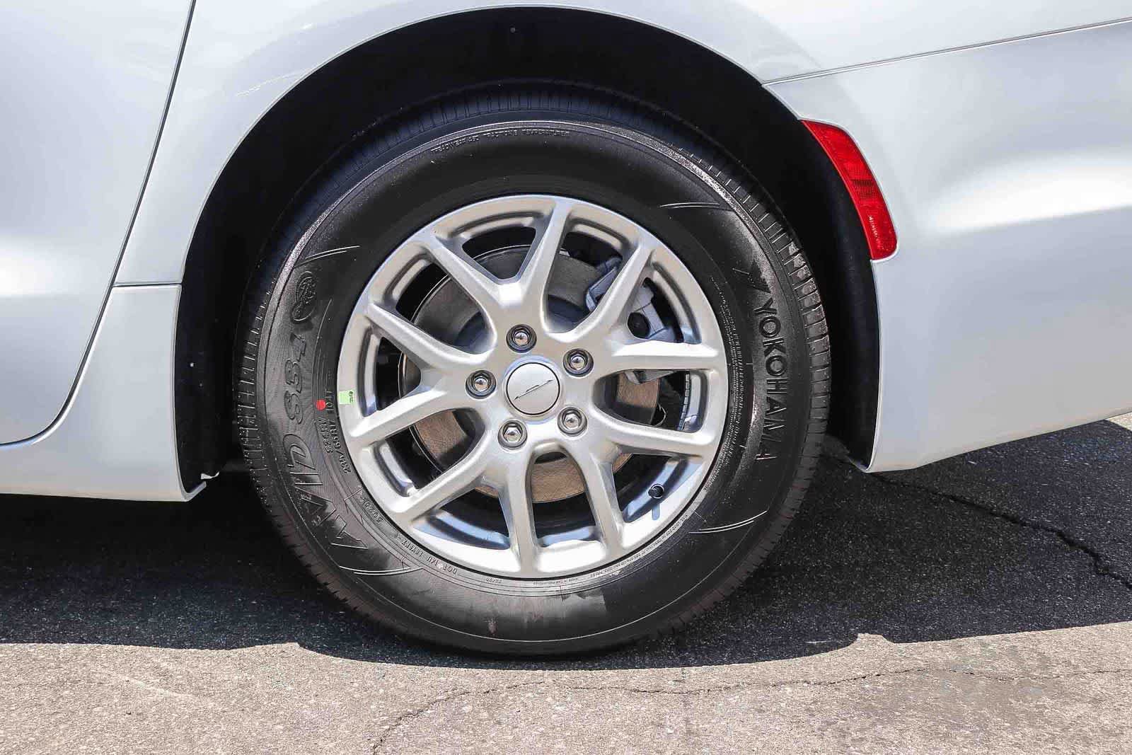 New 2027 Chrysler Pacifica Select FWD image 11