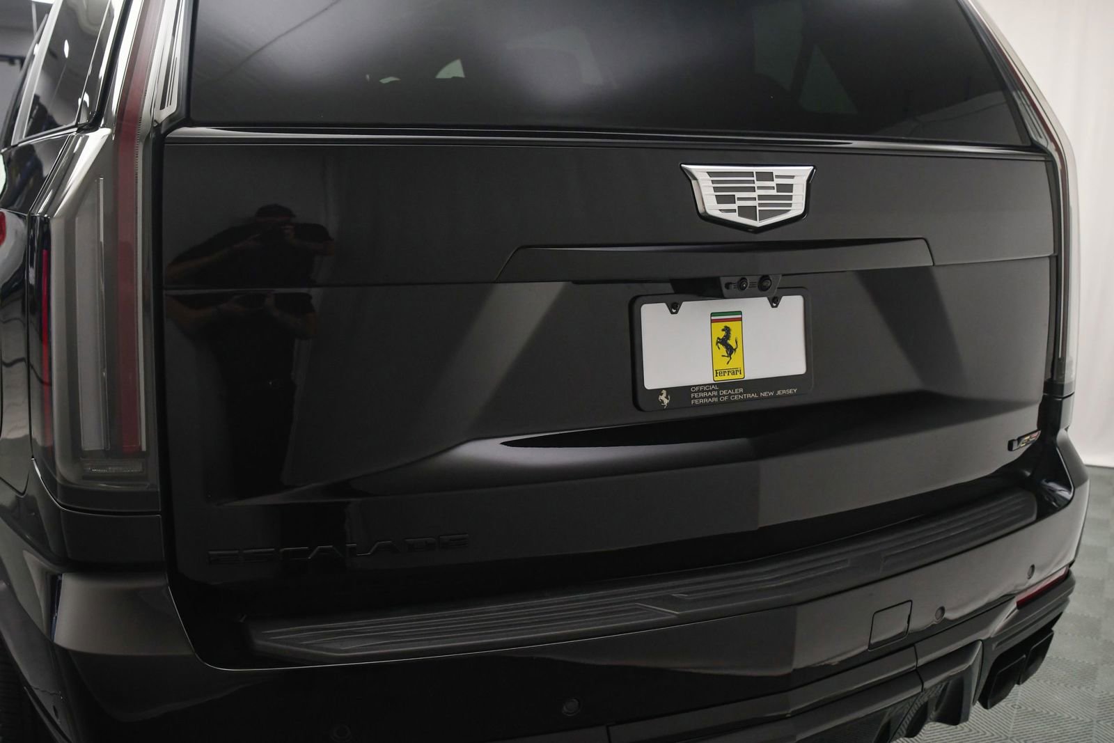 Used 2025 Cadillac Escalade V w/ LPO, ONYX Package image 23