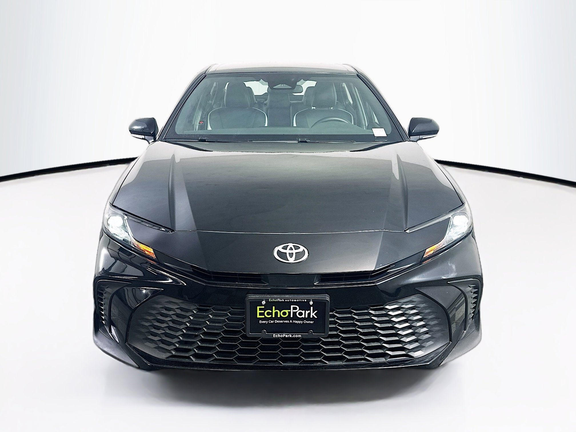 Used 2025 Toyota Camry SE image 2