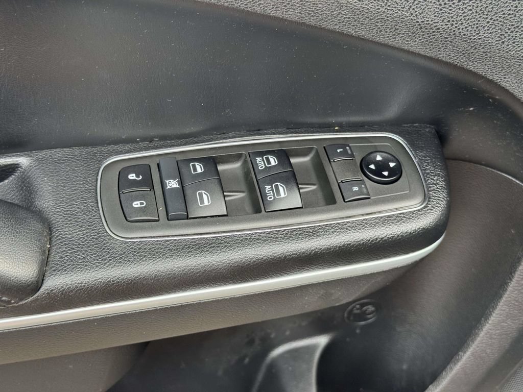 Used 2021 Chrysler 300 Touring w/ Sport Appearance Package RWD image 18