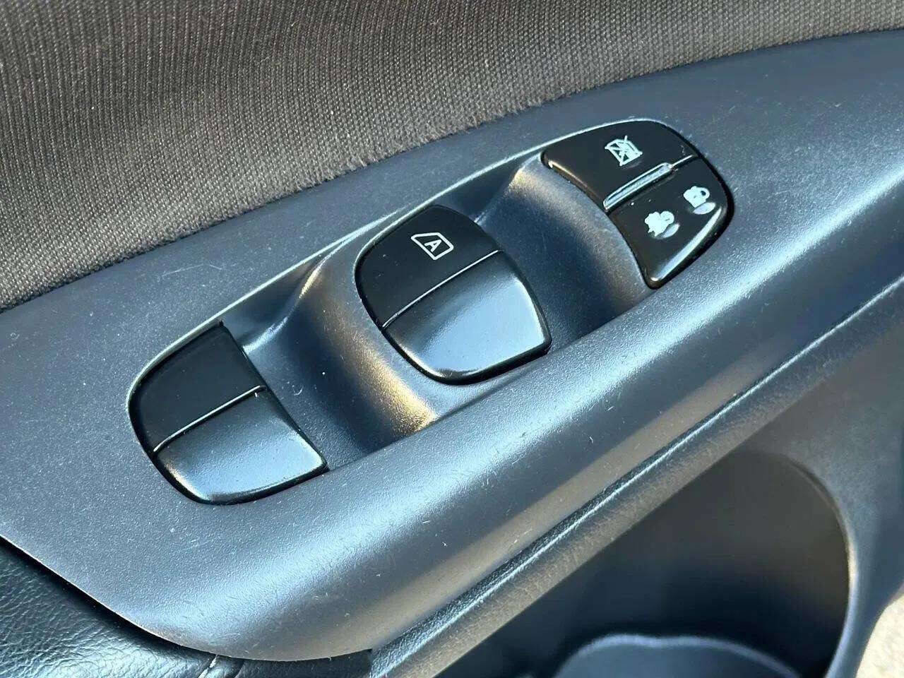 Used 2017 Nissan Sentra S image 38