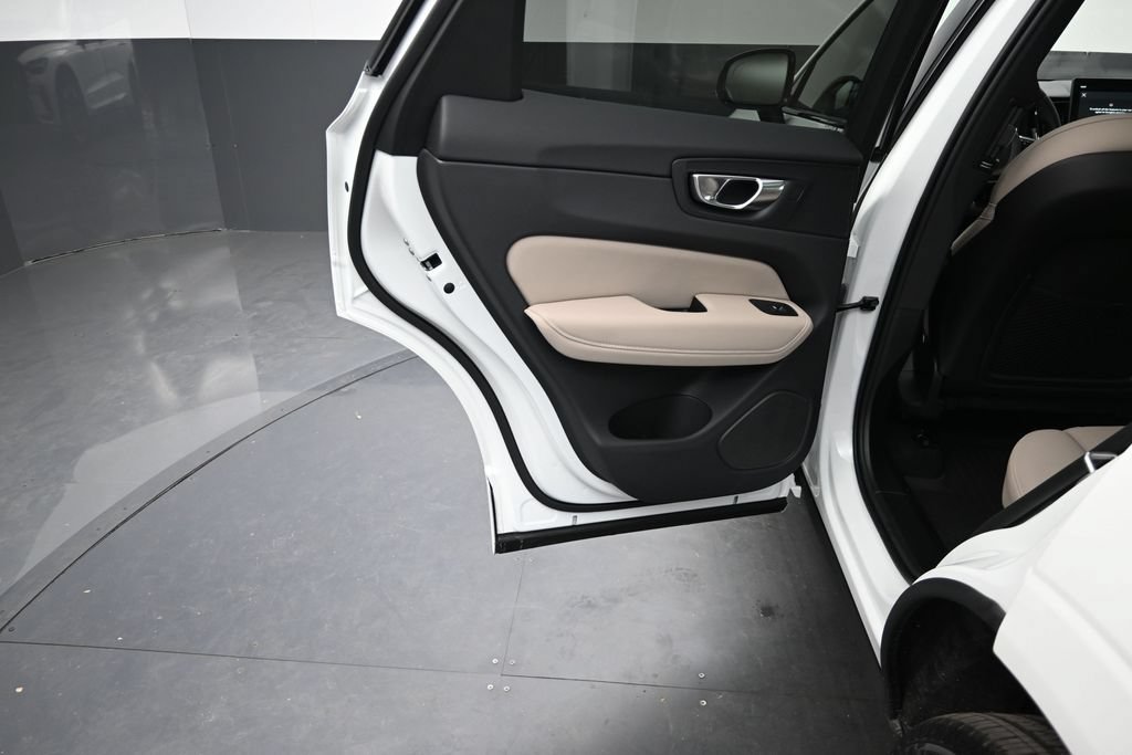 New 2026 Volvo XC60 T8 Plus w/ Climate Package PRO AWD/4WD image 12