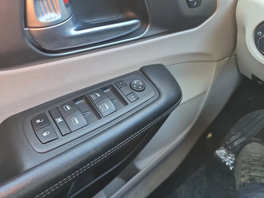 Used 2022 Chrysler Pacifica Touring-L FWD image 22