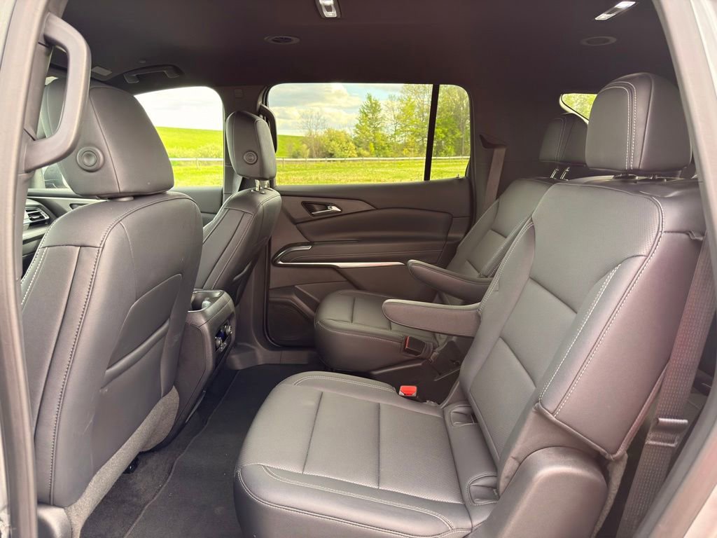 Used 2025 Chevrolet Traverse LT AWD/4WD image 3