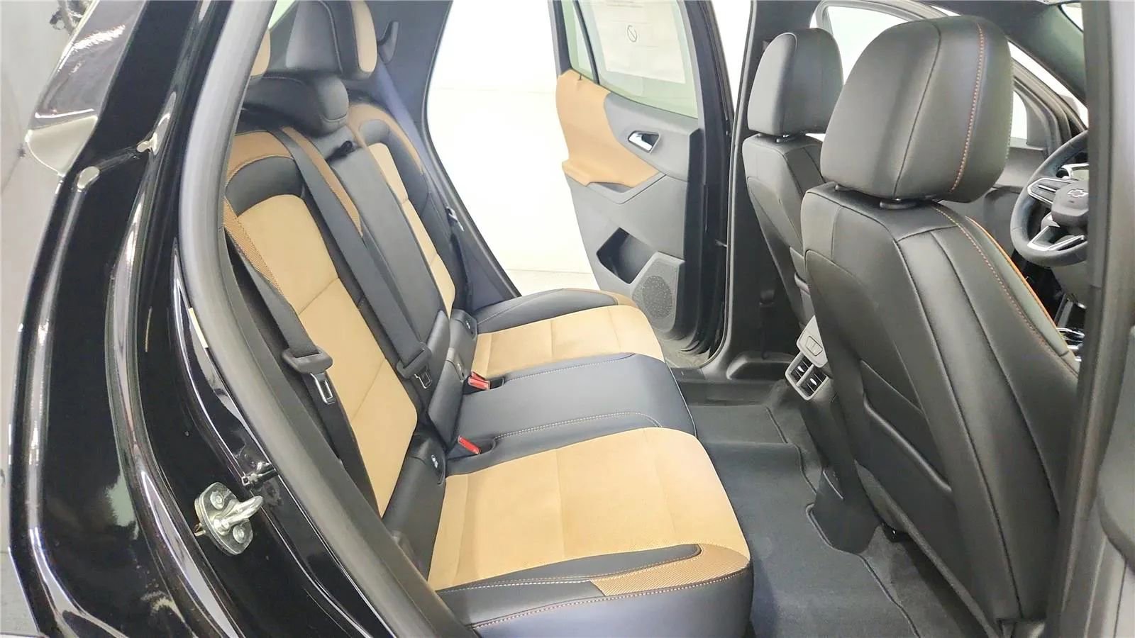 New 2026 Chevrolet Equinox ACTIV w/ Convenience Package III AWD/4WD image 38