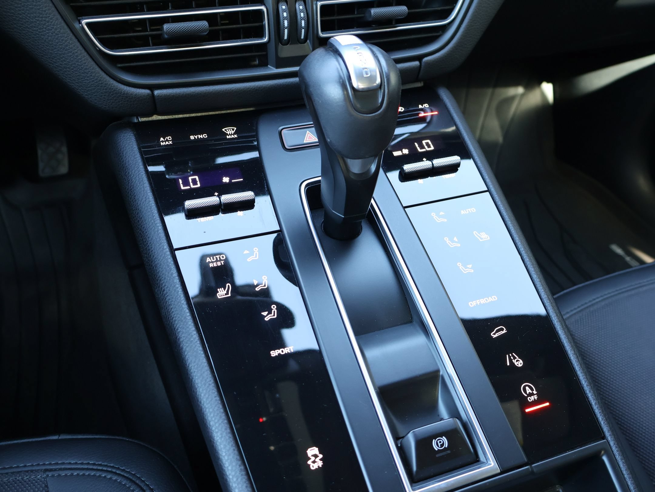 Certified 2024 Porsche Macan AWD/4WD image 27