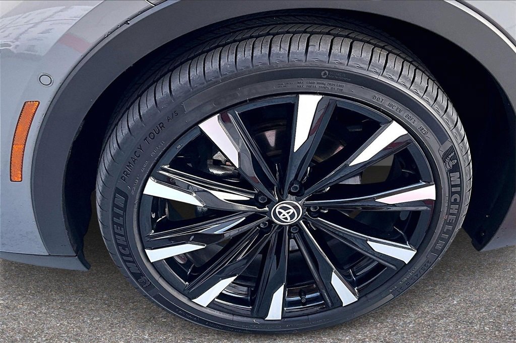 New 2024 Toyota Crown Platinum image 9