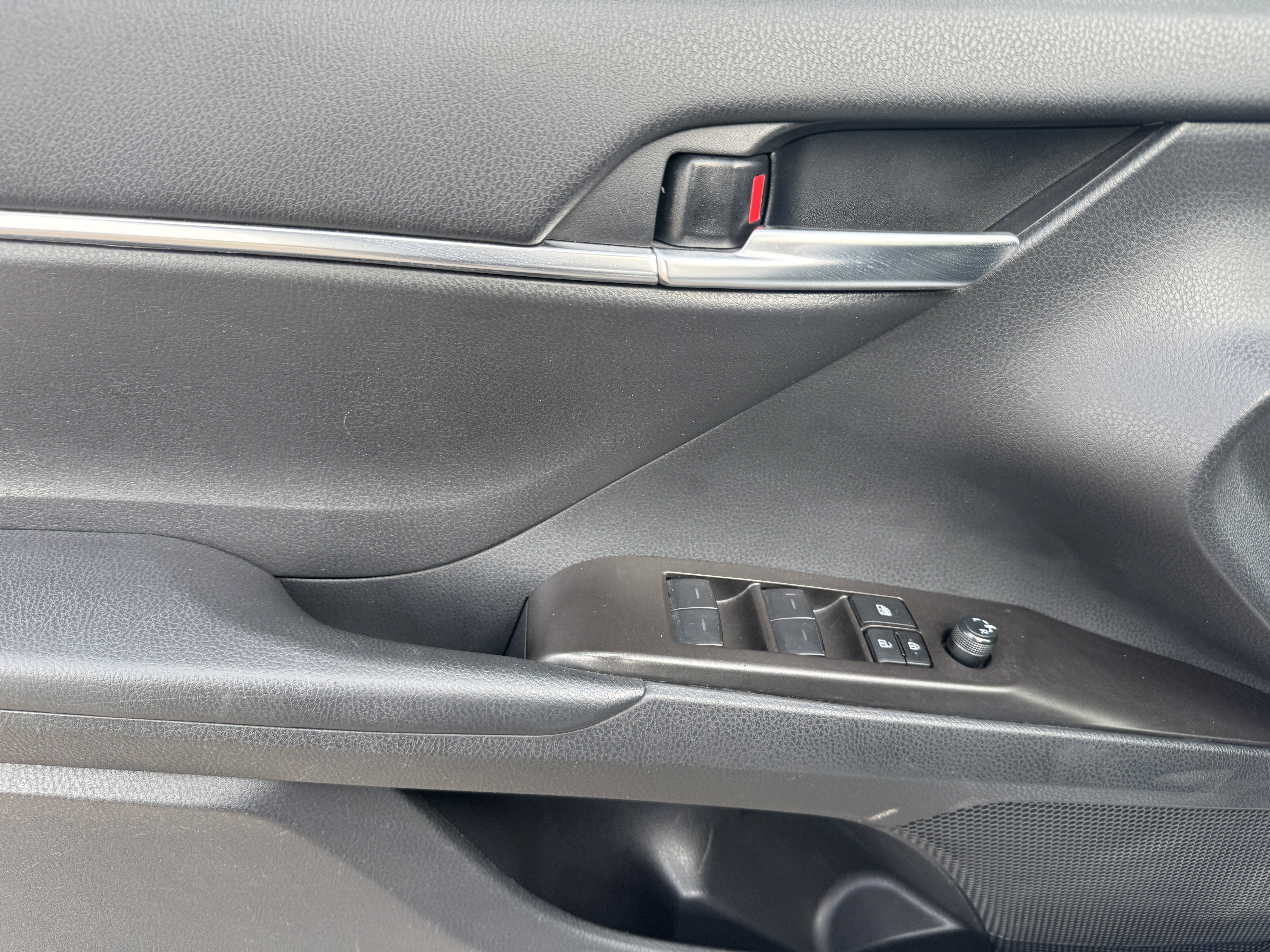 Used 2024 Toyota Camry SE image 9