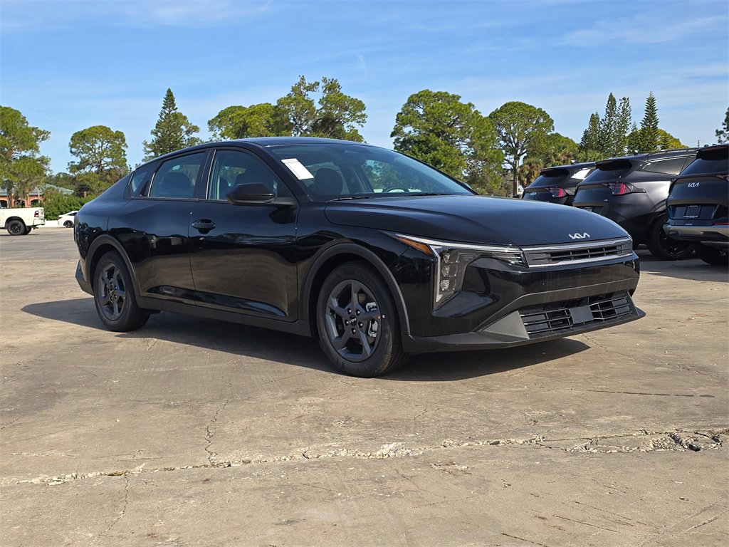 New 2025 Kia K4 LXS image 2