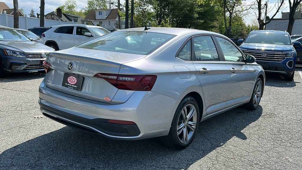 Used 2023 Volkswagen Jetta SE w/ Panoramic Sunroof Package FWD image 4