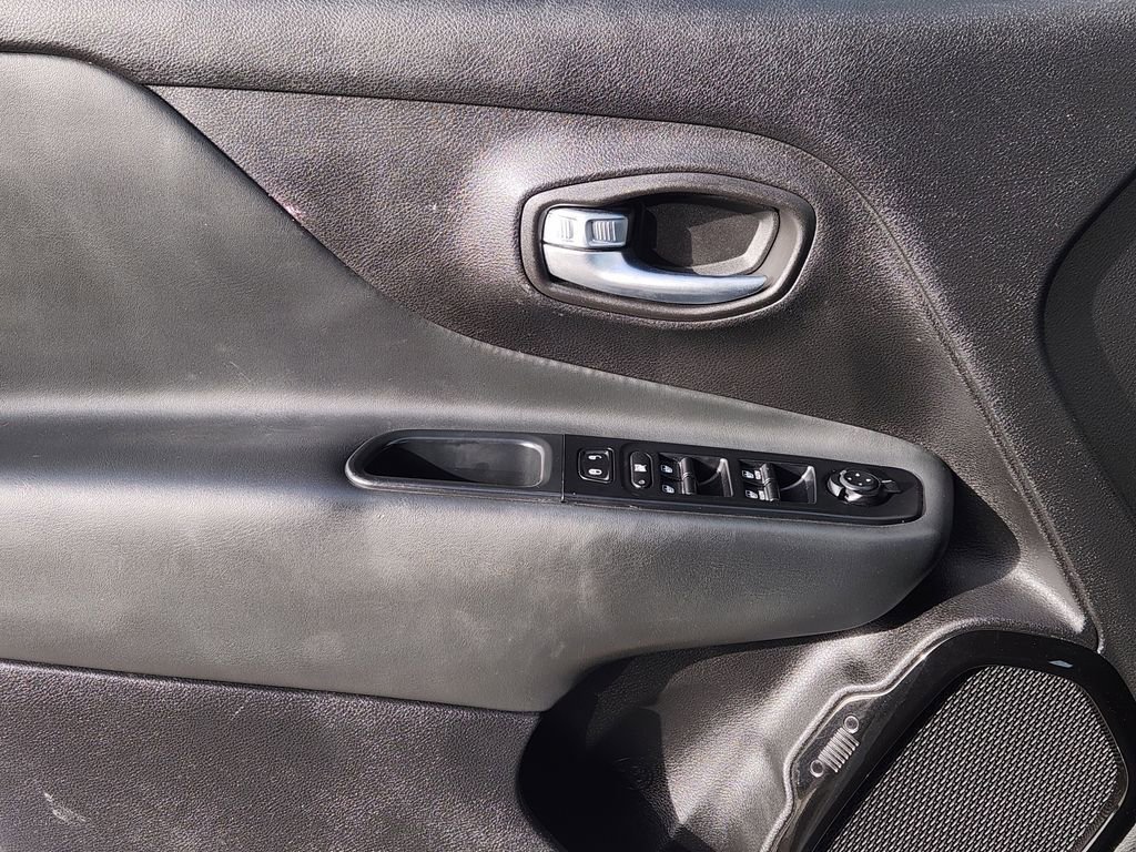 Used 2018 Jeep Renegade Altitude FWD image 24