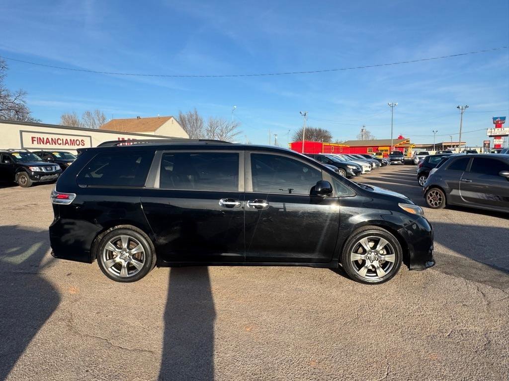Used 2017 Toyota Sienna SE image 4