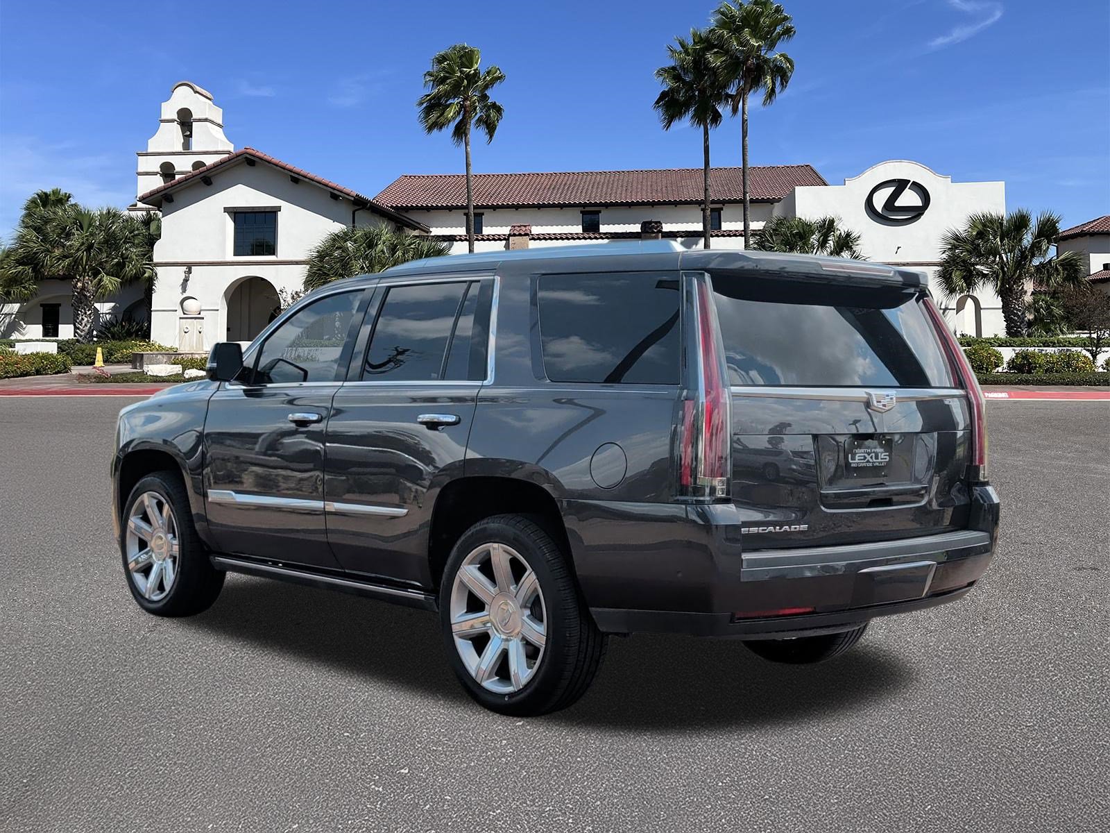 Used 2017 Cadillac Escalade Premium Luxury RWD image 4