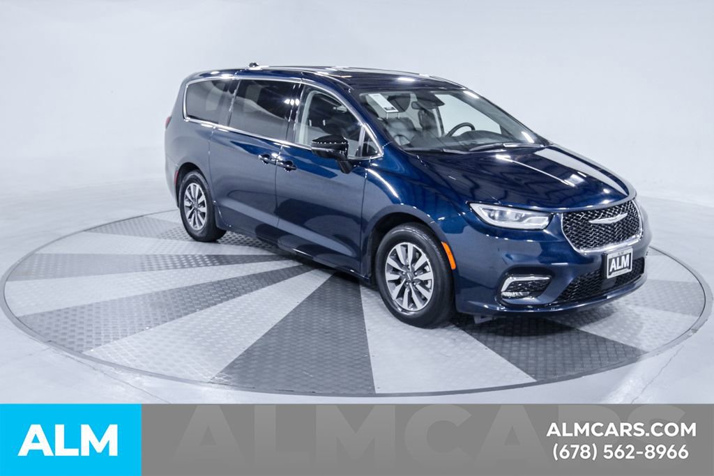 Used 2024 Chrysler Pacifica Select image 15