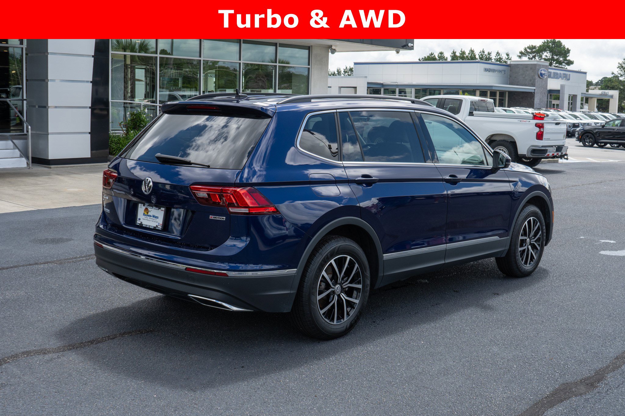 Used 2021 Volkswagen Tiguan SE w/ Panoramic Sunroof Package image 3