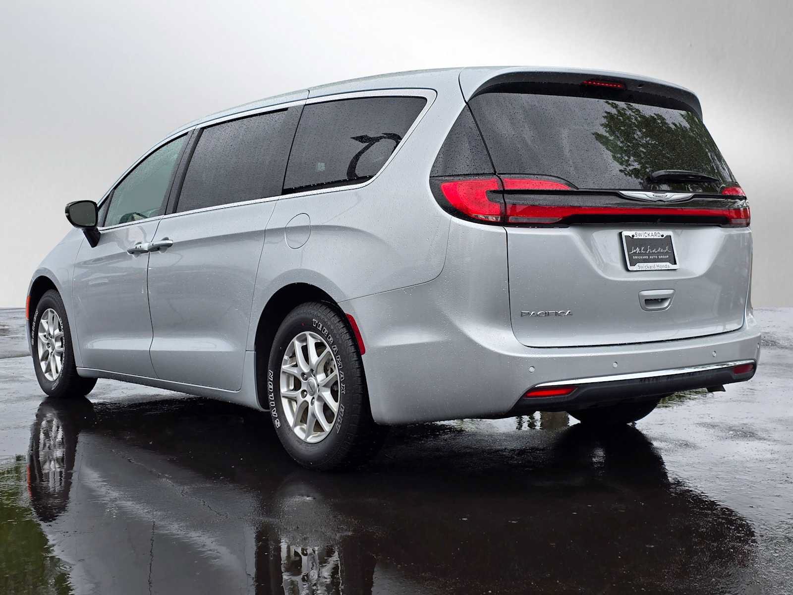 Used 2024 Chrysler Pacifica Touring-L FWD image 5