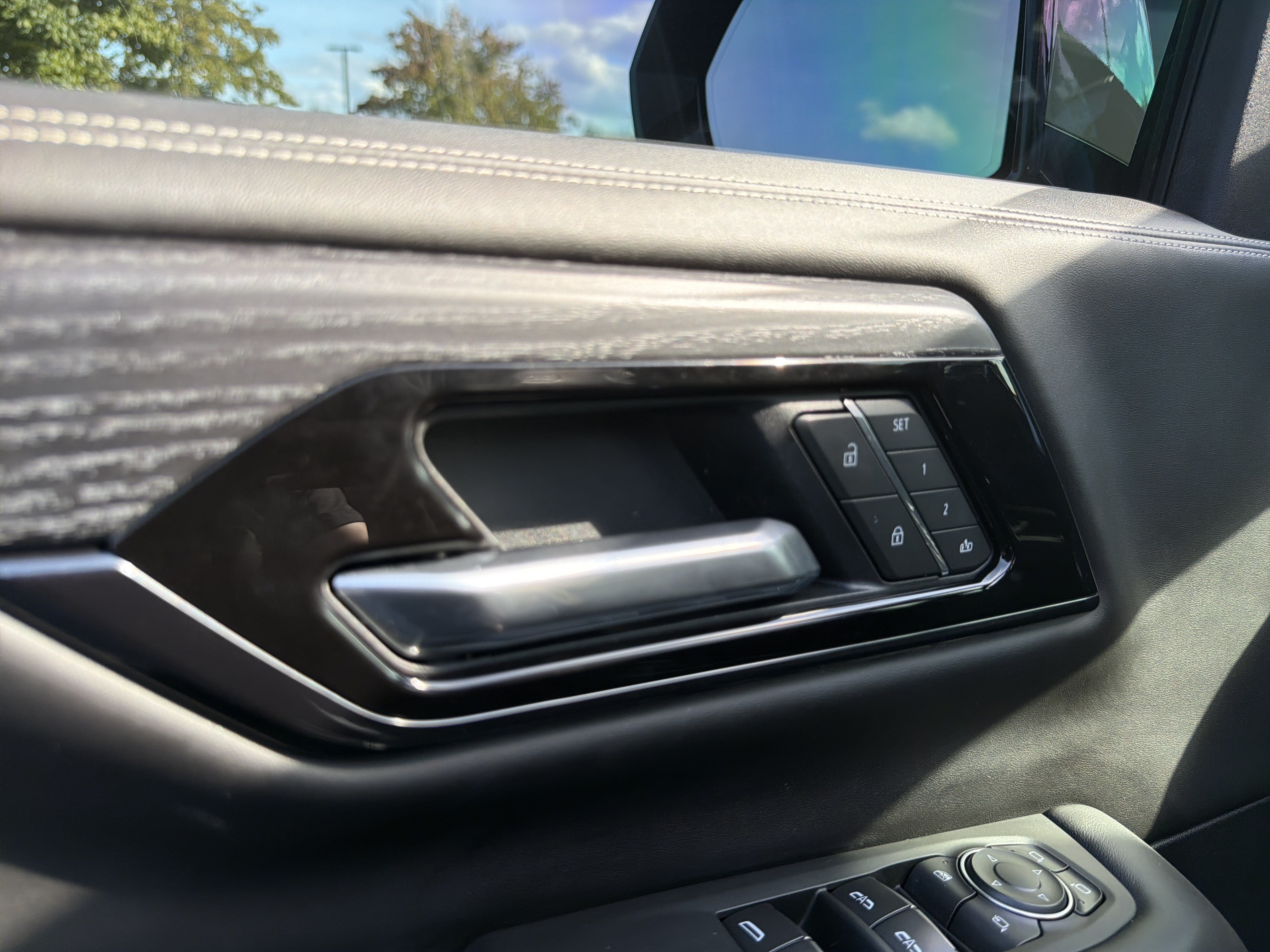Used 2025 GMC Yukon AT4 Ultimate AWD/4WD image 26