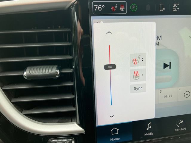 Used 2024 Chrysler Pacifica Touring-L image 4