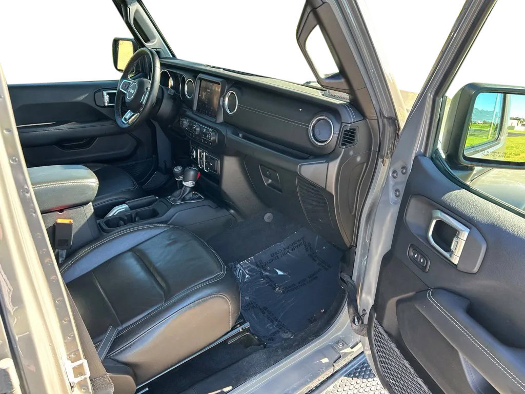 Used 2019 Jeep Wrangler Unlimited Sahara w/ Dual Top Group AWD/4WD image 27