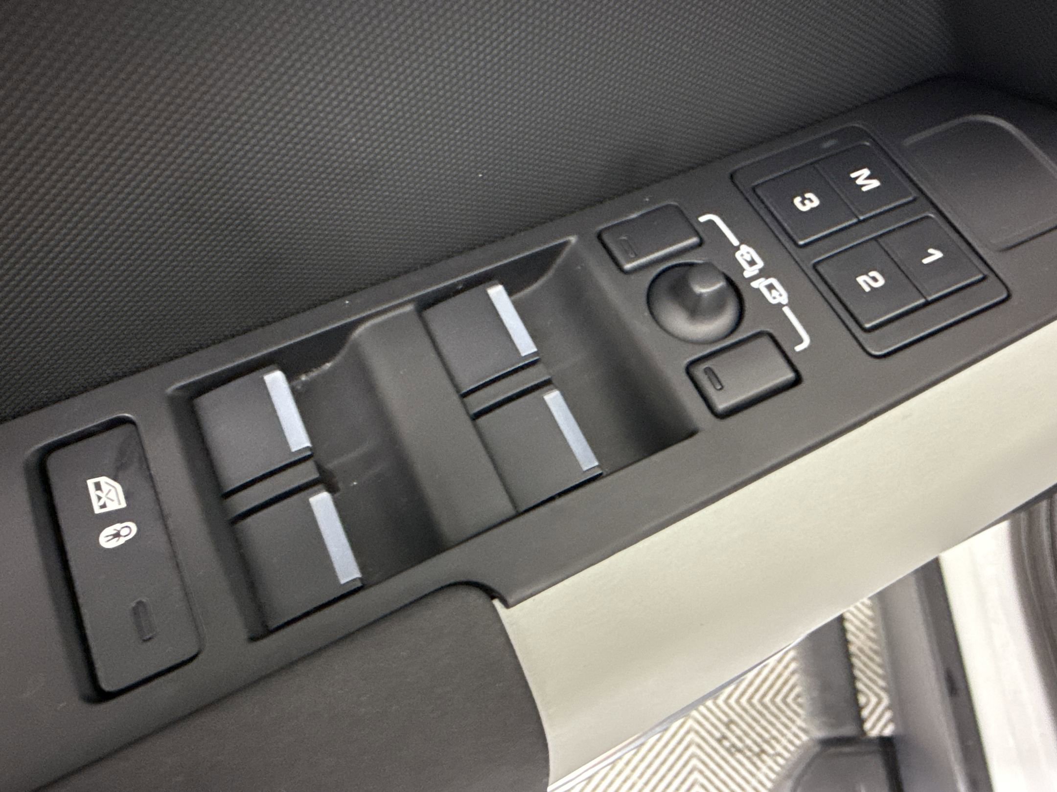 Used 2023 Land Rover Defender 130 X-Dynamic SE AWD/4WD image 13