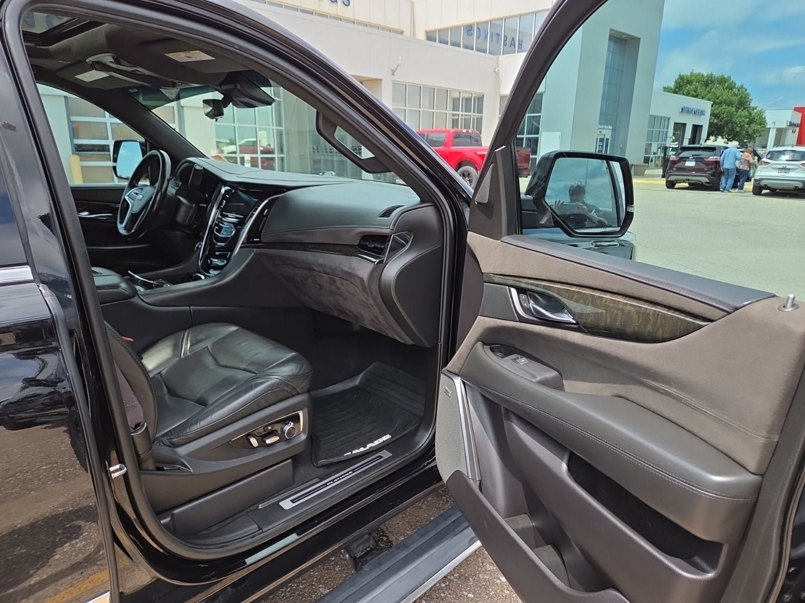 Used 2017 Cadillac Escalade Platinum AWD/4WD image 37