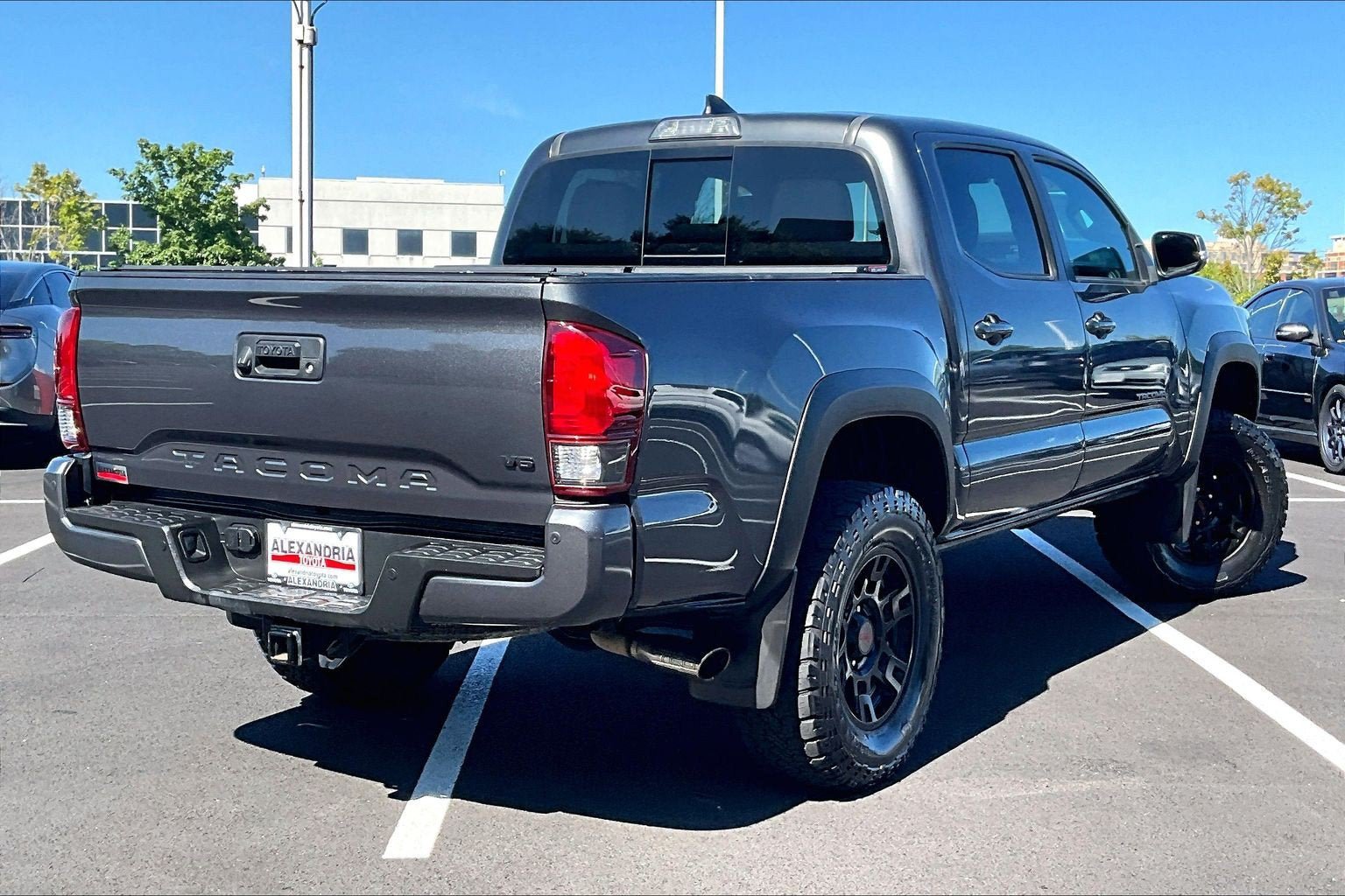 Used 2018 Toyota Tacoma TRD Off-Road w/ Technology Package AWD/4WD image 11