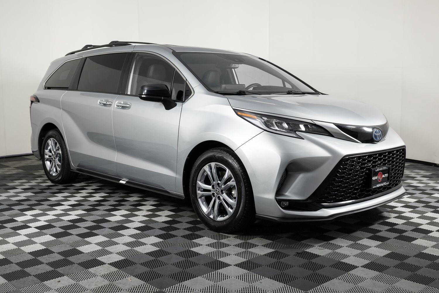 Used 2022 Toyota Sienna XSE image 10